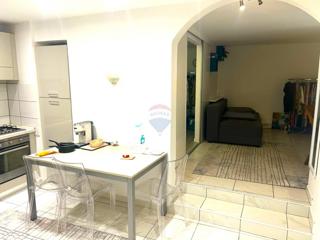 Istria, Rovigno-piano terra, centro storico, ristrutturato, 40m2 su una bella piazza  In un'ottima posizione, in una delle romantiche piazze della città vecchia, vendiamo questo appartamento molto luminoso. Si tratta di un piano terra alto di un bell
