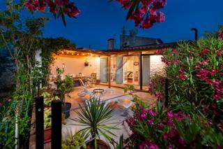 Istria, Rovigno – Casa con cortile, centro città, strada tranquilla, nuova costruzione
