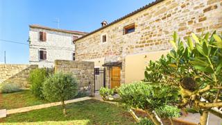 Istria, Buje –Casa elegante in pietra con giardino nel centro città
