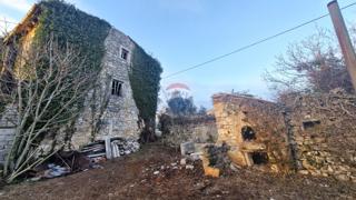 Istria, zona di Svetvinčenat – casa in pietra 166 m2 con giardino di 500 m2
