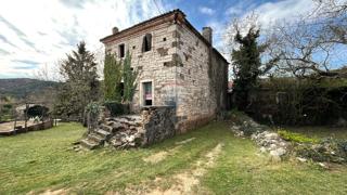 Istria, Oprtalj – Complesso immobiliare ideale per turismo o vita tranquilla