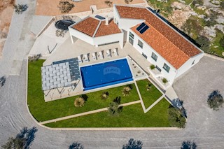 Una bellissima villa moderna di 310 m2 