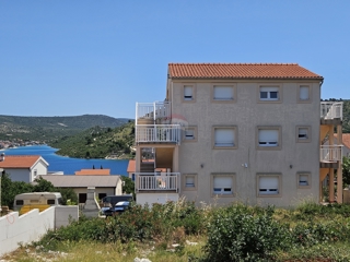 Casa con appartamenti con vista mare, Rogoznica