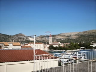 Appartamento a due piani di 65 m2 con grande potenziale nel centro di Trogir