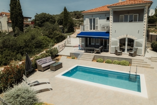 Villa con piscina Rogoznica