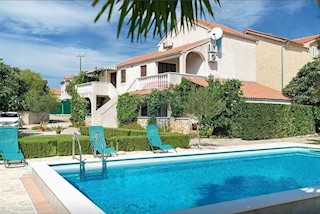 Casa con 5 app, piscina e giardino paesaggistico