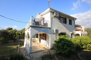 Casa pronta per essere abitata, ideale per la ristrutturazione + terreno 1154 m², Ražanj-Rogoznica