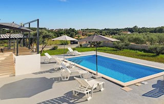 Una casa con un ampio giardino con piscina in una posizione tranquilla vicino a Parenzo