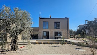 Casa moderna con piscina, sauna e vista mare
