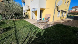 Appartamento soleggiato con giardino privato e parcheggio – Vicino al mare e al centro, Novigrad