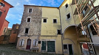 Immobili Istria, vendo edificio residenziale con potenziale, dintorni Buje