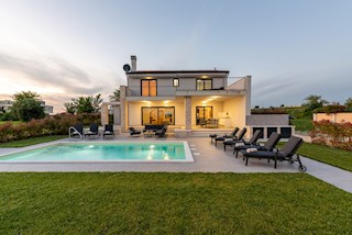 Villa di lusso con piscina a Brtonigla – Un sogno mediterraneo tra verde e mare