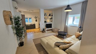 Immobili Istria, vendesi appartamento vicino al mare con giardino, Novigrad-Cittanova