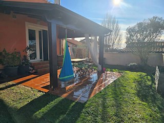 Immobili Istria, vendesi appartamento con giardino, Markovac, Višnjan