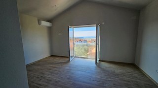 Casa bifamiliare in posizione tranquilla con splendida vista mare e piscina