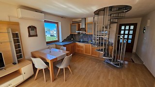 Appartamento su due livelli con vista mare