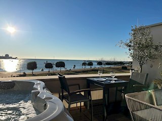 Immobili di lusso Istria, vendo appartamento a due piani prima fila dal mare, Umag-Umago