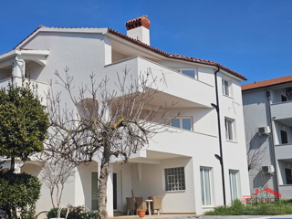 Banjole, una casa con tre appartamenti e vista mare