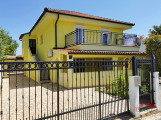Medulin, casa con 4 appartamenti e piscina