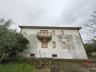 Casa a Veli Vrh con ampio giardino e terreno edificabile