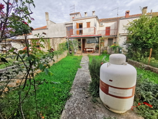 VODNJAN, CASA IN PIETRA CON GIARDINO