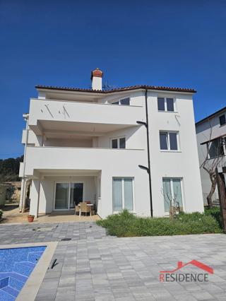 Banjole, una casa con tre appartamenti e vista mare