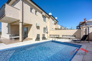 Galižana – Una bella casa bifamiliare con piscina e vista sul mare