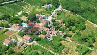 Casa con rudere in una zona tranquilla della penisola di Pelješac


