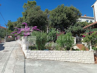 Villa in pietra con giardino vicino al mare