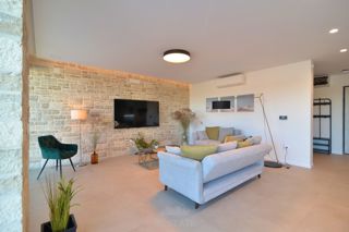 costruzione di alta qualità, casa completamente attrezzata con piscina