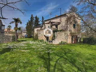 Una casa in pietra poco distante dalla città e dal mare