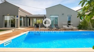Casa piano terra con piscina, a 4 km da Parenzo e dal mare