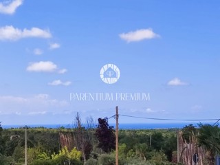 Terreno edificabile in una posizione tranquilla con vista sul mare