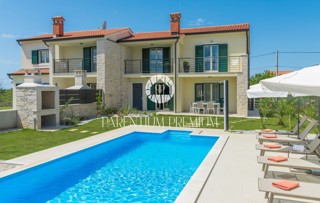 Casa bifamiliare con piscina e vista panoramica sul mare