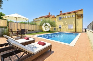 Esclusiva! Casa bifamiliare con piscina e vista mare