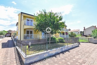 Esclusiva! Casa bifamiliare con piscina e vista mare
