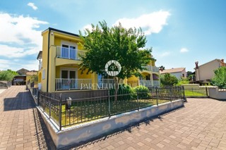 Esclusiva! Casa bifamiliare con piscina e vista mare