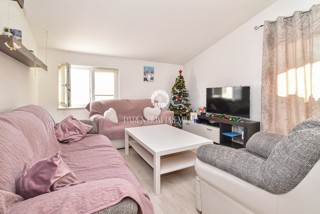 Ampio appartamento al primo piano con tre camere da letto, giardino e taverna aperta