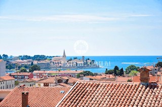 Attico di lusso con vista sul mare e sul centro storico di Parenzo, a 500 metri dalla spiaggia