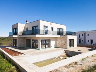 Una nuova villa moderna con piscina in una bella località turistica