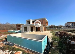 Una bellissima villa moderna con piscina