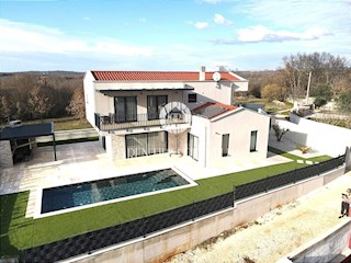 Una nuova casa con piscina in una posizione tranquilla