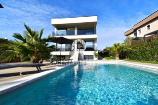 Villa di lusso con piscina, sauna e jacuzzi, a 2 km da Parenzo e dal mare