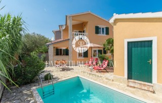 Una casa rustica con piscina e una bellissima vista sul mare