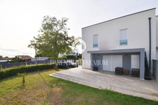 Nuova casa completamente arredata con cortile vicino a Parenzo