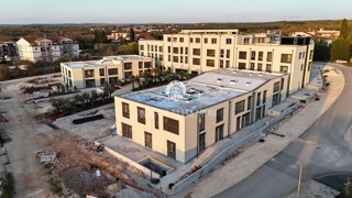 Appartamento in moderna palazzina con piscina e garage a 900m dal mare