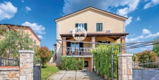 Casa bifamiliare con tre camere da letto e piscina, a 200 metri dal mare