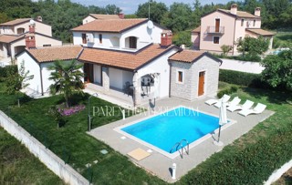 Casa con piscina in un ambiente tranquillo