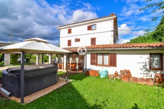 Casa bifamiliare con giardino e taverna