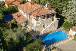 Casa bifamiliare mediterranea con piscina – A solo 1 km dal mare